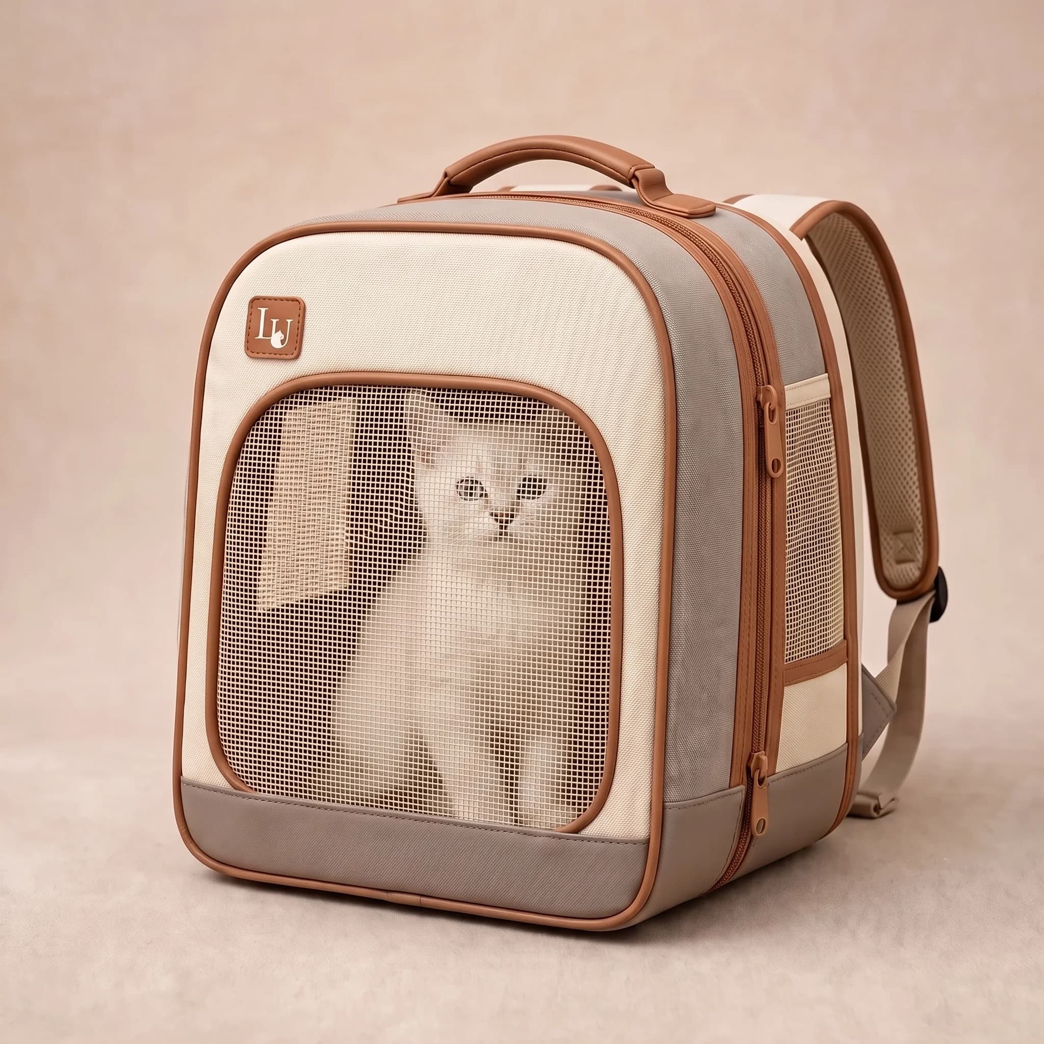 Design-Studie Sand: cremefarbener City Soft Carrier mit greige Flächen und cognacfarbenen Trims
